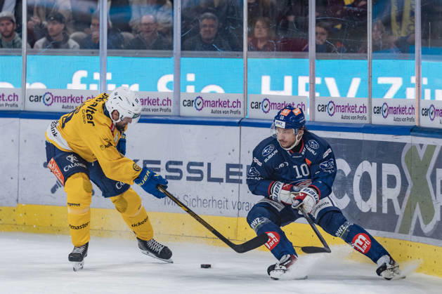 20 10 2026, Zürich, Swiss Life Arena, National League: ZSC Lions - HC Davos, 58 Frederic Allard (Davos), 10 Sven Andrighetto (ZSC) Zürich Swiss Life Arena Zürich Switzerland Copyright: xJustPictures.ch StefanxEmchx jp-de-StEm-DSC0073420261020