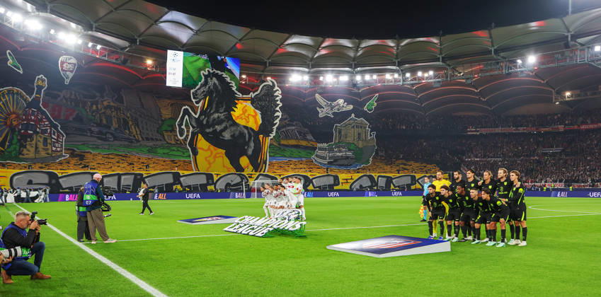 Stuttgart , Fußball UEFA Champions League VfB Stuttgart vs. Atletico Madrid , Choreo in Cannstatter Kurve
