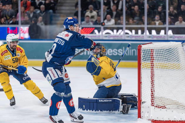 20 10 2026, Zürich, Swiss Life Arena, National League: ZSC Lions - HC Davos, 29 Torhüter Sandro Aeschlimann (Davos), 10 Sven Andrighetto (ZSC), 58 Frederic Allard (Davos) Zürich Swiss Life Arena Zürich Switzerland Copyright: xJustPictures.ch StefanxEmchx jp-de-StEm-DSC0083920261020