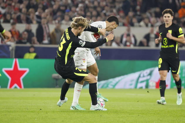 Morten Hjulmand (Atletico Madrid, 23) und Bilal El Khannouss (VfB Stuttgart, 11) im Zweikampf , Deutschland, Fussball, UEFA Champions League, 3. Spieltag, 2026 2027, VfB Stuttgart vs. Atletico Madrid, 20.10.2026, Stuttgart Arena Stuttgart Deutschland Copyright: xGrantxHubbsx