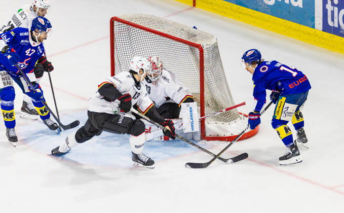 Ice hockey, Eishockey National League Regular Season - EHC Kloten vs Lausan Kloten, Switzerland, 20th Oct 2026: 14 Mischa Ramel (Kloten) puts the puck into the slot in front of goaltender 33 Kevin Pasche (Lausanne). 47 Joona Luoto (Kloten) is in front of the net, as is 13 Basile Sansonnens (Lausanne). Copyright: xAndreasxHaasx