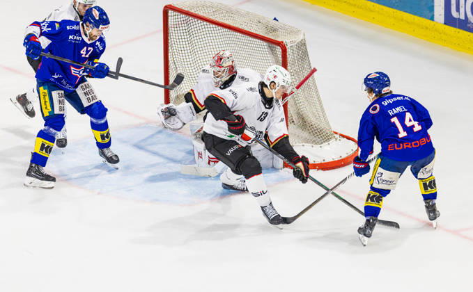 Ice hockey, Eishockey National League Regular Season - EHC Kloten vs Lausan Kloten, Switzerland, 20th Oct 2026: 14 Mischa Ramel (Kloten) puts the puck into the slot in front of goaltender 33 Kevin Pasche (Lausanne). 47 Joona Luoto (Kloten) is in front of the net, as is 13 Basile Sansonnens (Lausanne). Copyright: xAndreasxHaasx