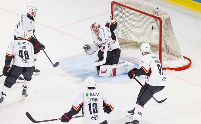 Ice hockey, Eishockey National League Regular Season - EHC Kloten vs Lausan Kloten, Switzerland, 20th Oct 2026: 36th minute: 81 Inaki Baragano, 42 Curtis Lazar, 12 Yannick Zehnder and 91 Fabian Heldner (all Lausanne) watch as the puck finds its way behind goaltender 33 Kevin Pasche (Lausanne) and into the net. Score 1:2. Copyright: xAndreasxHaasx
