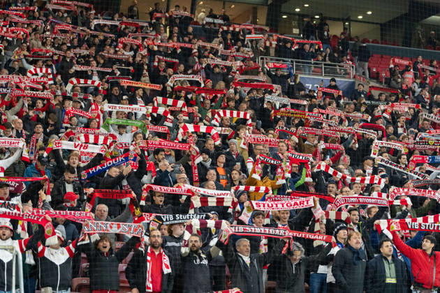 20.10.2026, xjyhynx, Fussball UEFA Champions League, VfB Stuttgart - Atletico Madrid, v.l. Fans mit Schals VfB Stuttgart vor dem Anstoß Stuttgart