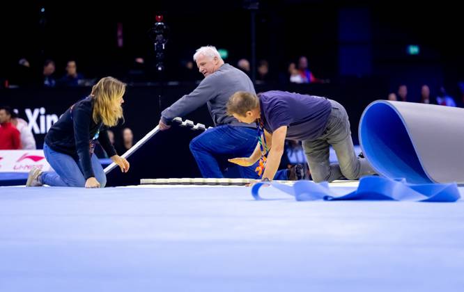 ROTTERDAM - Problems with the floor during the men s team final at the World Gymnastics Championships in Rotterdam Ahoy. IRIS VAN DEN BROEK ANP xVIxANPxSportx xxANPxIVx 573091467 originalFilename: 573091467.jpg