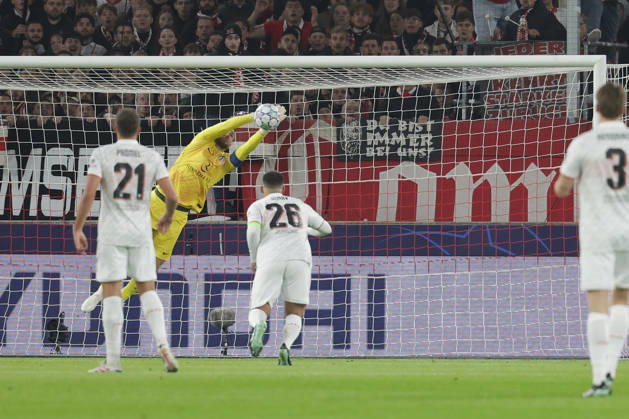Im Bild: Torwart Jan Oblak (Atletico Madrid, 13) mit der Torparade 20.10.2026, VfB Stuttgart - Atletico Madrid, UEFA Champions League, 3. Spieltag, Deutschland, Stuttgart, MHP Arena, DFL REGULATIONS PROHIBIT ANY USE OF PHOTOGRAPHS AS IMAGE SEQUENCES AND OR QUASI-VIDEO. Copyright: HMBxMedia xJulienxBecker