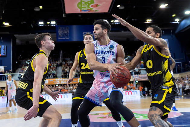 Dominic Lockhart (ROSTOCK SEAWOLVES, 03), Elijah Mitrou-Long (Aris Thessaloniki, 00) Stefan Jovic (Aris Thessaloniki, 24) GER, Rostock Seawolves vs. Aris Thessaloniki, Basketball, BKT EuroCup, Spielzeit 2026 2027, 20.10.2026 GER, Rostock Seawolves vs. Aris Thessaloniki, Basketball, BKT EuroCup, Spielzeit 2026 2027, 20.10.2026 Deutschland Copyright: xEibner-Pressefoto DenverxEhrlichx EP_DEH