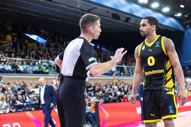 Elijah Mitrou-Long (Aris Thessaloniki, 00) mit tSchiedsrichter GER, Rostock Seawolves vs. Aris Thessaloniki, Basketball, BKT EuroCup, Spielzeit 2026 2027, 20.10.2026 GER, Rostock Seawolves vs. Aris Thessaloniki, Basketball, BKT EuroCup, Spielzeit 2026 2027, 20.10.2026 Deutschland Copyright: xEibner-Pressefoto DenverxEhrlichx EP_DEH