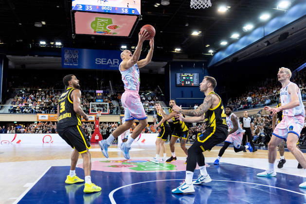 Robin Amaize (ROSTOCK SEAWOLVES, 15), Stefan Jovic (Aris Thessaloniki, 24), Jeremiah Robinson-Earl (Aris Thessaloniki, 03) GER, Rostock Seawolves vs. Aris Thessaloniki, Basketball, BKT EuroCup, Spielzeit 2026 2027, 20.10.2026 GER, Rostock Seawolves vs. Aris Thessaloniki, Basketball, BKT EuroCup, Spielzeit 2026 2027, 20.10.2026 Deutschland Copyright: xEibner-Pressefoto DenverxEhrlichx EP_DEH