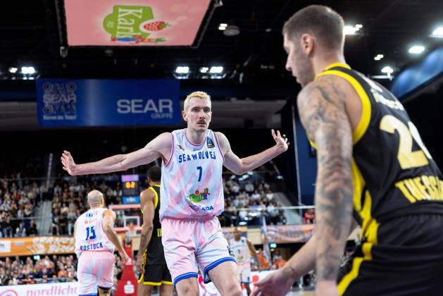 Philipp Hartwich (ROSTOCK SEAWOLVES, 07), Stefan Jovic (Aris Thessaloniki, 24) GER, Rostock Seawolves vs. Aris Thessaloniki, Basketball, BKT EuroCup, Spielzeit 2026 2027, 20.10.2026 GER, Rostock Seawolves vs. Aris Thessaloniki, Basketball, BKT EuroCup, Spielzeit 2026 2027, 20.10.2026 Deutschland Copyright: xEibner-Pressefoto DenverxEhrlichx EP_DEH