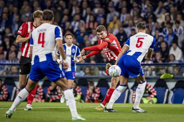 PORTO - (lr) Sven Mijnans of PSV Eindhoven, Jakub Kiwior of FC Porto, Guus Til of PSV Eindhoven and Jan Bednarek of FC Porto during the UEFA Champions League match between FC Porto and PSV Eindhoven at the Estadio Do Dragao, on 20 October 2026 in Porto, Portugal. MORITZ MUELLER ANP xVIxANPxSportx xxANPxIVx 573092473 originalFilename: 573092473.jpg