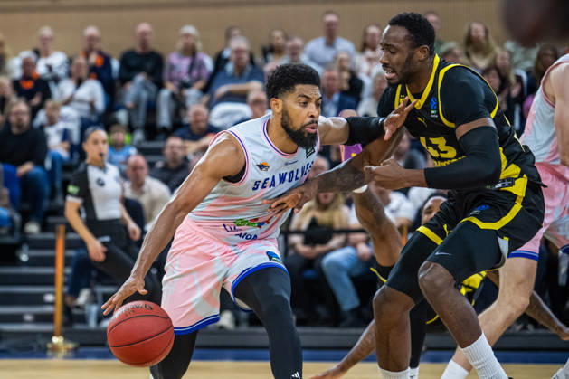 Rostock, Deutschland 20. Oktober 2026: BKT EuroCup - 2026 2027 - Gruppenphase - Gruppe A - Sp. 4 - Rostock Seawolves gegen Aris Thessaloniki Im Bild: v. li. im Zweikampf Zach Copeland (Rostock SEAWOLVES) und Thanasis Antetokounmpo (Aris Thessaloniki) Copyright: xFotostandx xVoelkerx