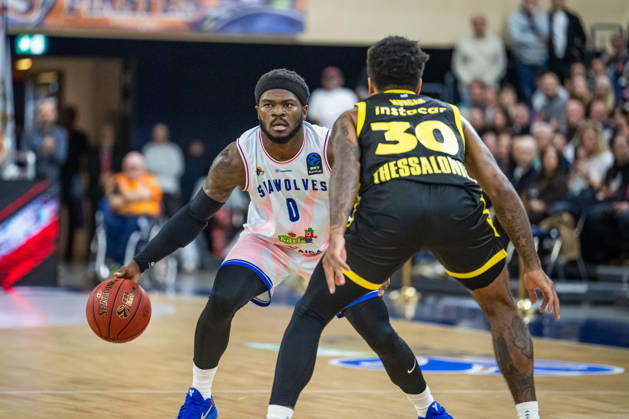 Rostock, Deutschland 20. Oktober 2026: BKT EuroCup - 2026 2027 - Gruppenphase - Gruppe A - Sp. 4 - Rostock Seawolves gegen Aris Thessaloniki Im Bild: v.li. TJ Crockett Jr. (Rostock SEAWOLVES) und Matthew Morgan (Aris Thessaloniki) Copyright: xFotostandx xVoelkerx
