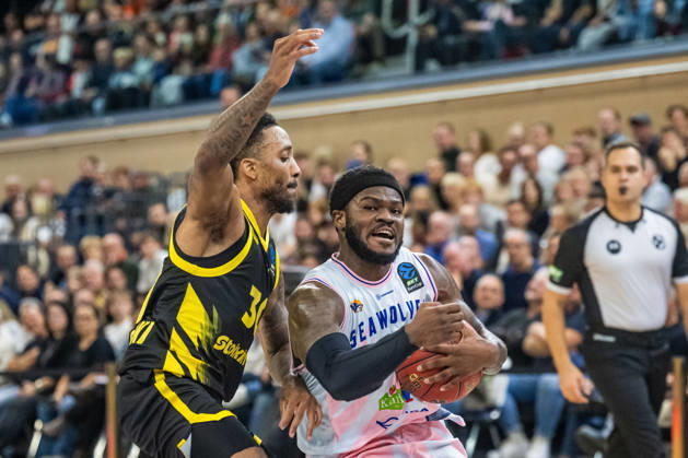 Rostock, Deutschland 20. Oktober 2026: BKT EuroCup - 2026 2027 - Gruppenphase - Gruppe A - Sp. 4 - Rostock Seawolves gegen Aris Thessaloniki Im Bild: v. li. im Zweikampf Matthew Morgan (Aris Thessaloniki) und TJ Crockett Jr. (Rostock SEAWOLVES) Copyright: xFotostandx xVoelkerx