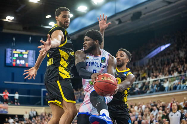 Rostock, Deutschland 20. Oktober 2026: BKT EuroCup - 2026 2027 - Gruppenphase - Gruppe A - Sp. 4 - Rostock Seawolves gegen Aris Thessaloniki Im Bild: v. li. im Zweikampf Jeremiah Robinson-Earl (Aris Thessaloniki), TJ Crockett Jr. (Rostock SEAWOLVES) und Matthew Morgan (Aris Thessaloniki) Copyright: xFotostandx xVoelkerx