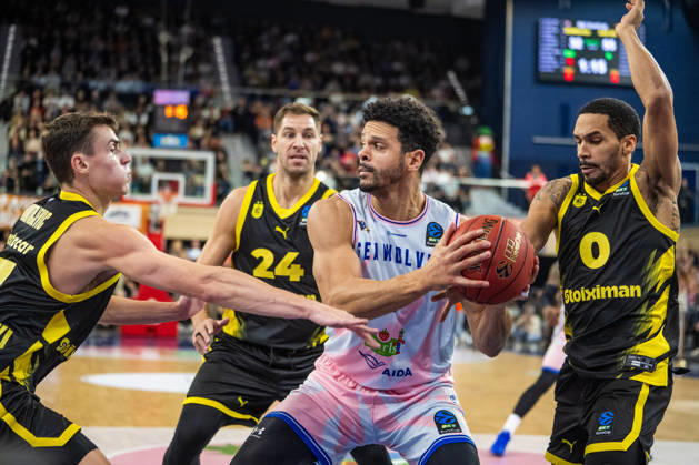 Rostock, Deutschland 20. Oktober 2026: BKT EuroCup - 2026 2027 - Gruppenphase - Gruppe A - Sp. 4 - Rostock Seawolves gegen Aris Thessaloniki Im Bild: 3.v.li. Dominic Lockhart (Rostock SEAWOLVES) umringt von gegnern Copyright: xFotostandx xVoelkerx