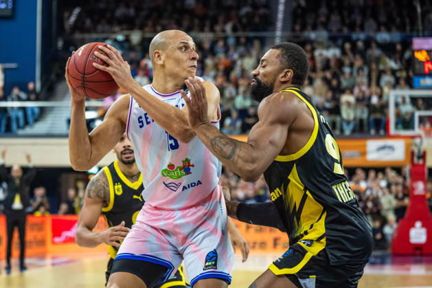 Rostock, Deutschland 20. Oktober 2026: BKT EuroCup - 2026 2027 - Gruppenphase - Gruppe A - Sp. 4 - Rostock Seawolves gegen Aris Thessaloniki Im Bild: v. li. im Zweikampf Robin Amaize (Rostock SEAWOLVES) und Khem Birch (Aris Thessaloniki) Copyright: xFotostandx xVoelkerx