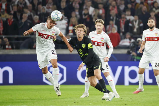 Grischa Prömel, Promel (VfB Stuttgart, 21) und Pablo Barrios (Atletico Madrid, 08) im Kampf um den Ball , Deutschland, Fussball, UEFA Champions League, 3. Spieltag, 2026 2027, VfB Stuttgart vs. Atletico Madrid, 20.10.2026, Stuttgart Arena Stuttgart Deutschland Copyright: xGrantxHubbsx