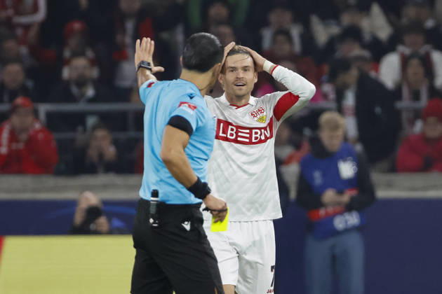 Maximilian Mittelstädt, Mittelstadt (VfB Stuttgart, 07) bekommt die gelbe Karte von Schiedsrichter Serdar Gözübüyük (NED) , Deutschland, Fussball, UEFA Champions League, 3. Spieltag, 2026 2027, VfB Stuttgart vs. Atletico Madrid, 20.10.2026, Stuttgart Arena Stuttgart Deutschland Copyright: xGrantxHubbsx