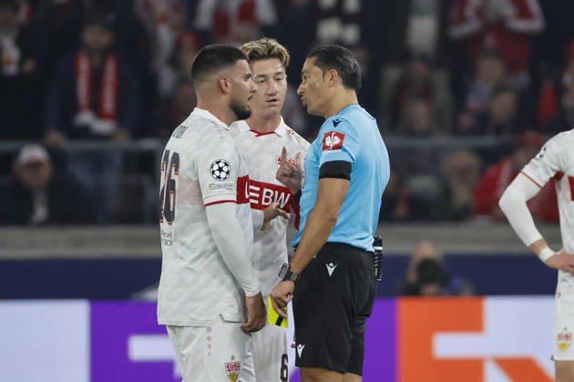 Deniz Undav (VfB Stuttgart, 26), Angelo Stiller (VfB Stuttgart, 06) und Schiedsrichter Serdar Gözübüyük (NED) im Dialog, im Gespräch, im Austausch, in Kommunikation , Deutschland, Fussball, UEFA Champions League, 3. Spieltag, 2026 2027, VfB Stuttgart vs. Atletico Madrid, 20.10.2026, Stuttgart Arena Stuttgart Deutschland Copyright: xGrantxHubbsx