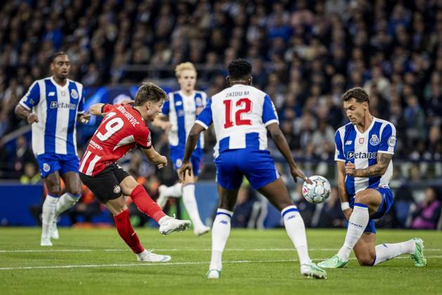 PORTO - (lr) Esmir Bajraktarevic of PSV Eindhoven shoots at goal, Zaidu Sanusi of FC Porto and Jakub Kiwior of FC Porto during the UEFA Champions League match between FC Porto and PSV Eindhoven at the Estadio Do Dragao, on 20 October 2026 in Porto, Portugal. MORITZ MUELLER ANP xVIxANPxSportx xxANPxIVx 573093270 originalFilename: 573093270.jpg