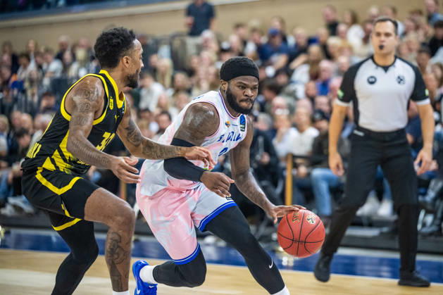 Rostock, Deutschland 20. Oktober 2026: BKT EuroCup - 2026 2027 - Gruppenphase - Gruppe A - Sp. 4 - Rostock Seawolves gegen Aris Thessaloniki Im Bild: v. li. im Zweikampf Matthew Morgan (Aris Thessaloniki) und TJ Crockett Jr. (Rostock SEAWOLVES) Copyright: xFotostandx xVoelkerx