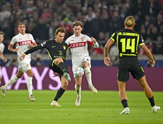 20.10.2026, Fussball UEFA Champions-League League 2026 2027, 3.Spieltag, VfB Stuttgart - Atletico Madrid, in der MHP-Arena Stuttgart, v.l. Pablo Barrios (Atletico Madrid) gegen Angelo Stiller (Stuttgart)