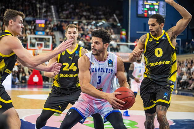 Rostock, Deutschland 20. Oktober 2026: BKT EuroCup - 2026 2027 - Gruppenphase - Gruppe A - Sp. 4 - Rostock Seawolves gegen Aris Thessaloniki Im Bild: Dominic Lockhart (Rostock SEAWOLVES) umringt von gegnern Copyright: xFotostandx xVoelkerx