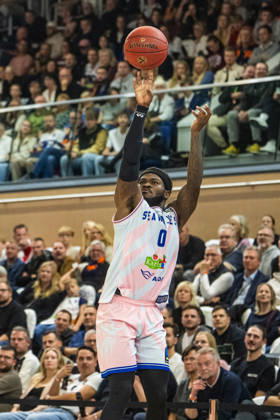 Rostock, Deutschland 20. Oktober 2026: BKT EuroCup - 2026 2027 - Gruppenphase - Gruppe A - Sp. 4 - Rostock Seawolves gegen Aris Thessaloniki Im Bild: TJ Crockett Jr. (Rostock SEAWOLVES) macht einen 3 Punkte Wurf Copyright: xFotostandx xVoelkerx