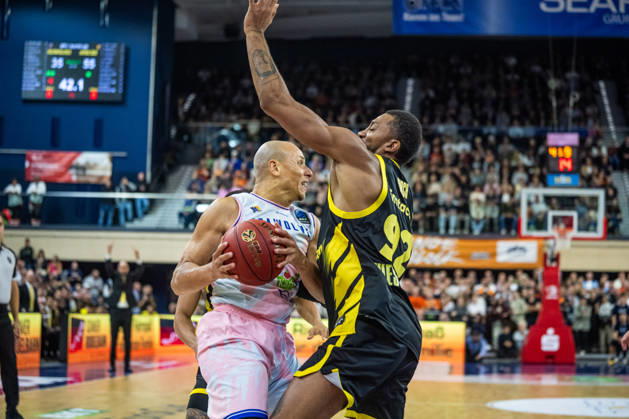 Rostock, Deutschland 20. Oktober 2026: BKT EuroCup - 2026 2027 - Gruppenphase - Gruppe A - Sp. 4 - Rostock Seawolves gegen Aris Thessaloniki Im Bild: v. li. im Zweikampf Robin Amaize (Rostock SEAWOLVES) und Khem Birch (Aris Thessaloniki) Copyright: xFotostandx xVoelkerx