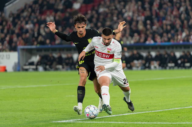 20.10.2026, xjyhynx, Fussball UEFA Champions League, VfB Stuttgart - Atletico Madrid, v.l. Marc Pubill (18, AtlÃ tico Madrid) im Zweikampf mit Deniz Undav (26, VfB Stuttgart) Stuttgart