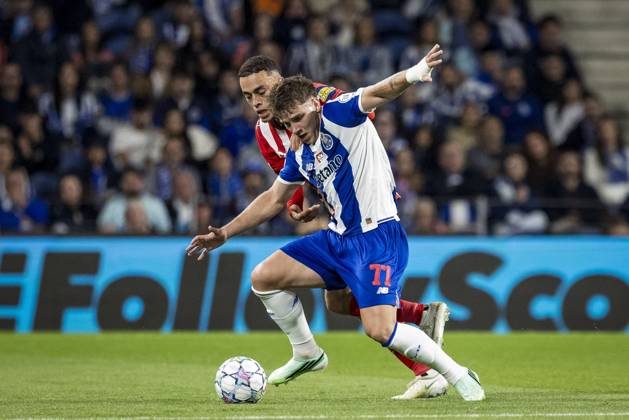 PORTO - (lr) Sergino Dest of PSV Eindhoven and Oskar Pietuszewski of FC Porto during the UEFA Champions League match between FC Porto and PSV Eindhoven at the Estadio Do Dragao, on 20 October 2026 in Porto, Portugal. MORITZ MUELLER ANP xVIxANPxSportx xxANPxIVx 573093468 originalFilename: 573093468.jpg