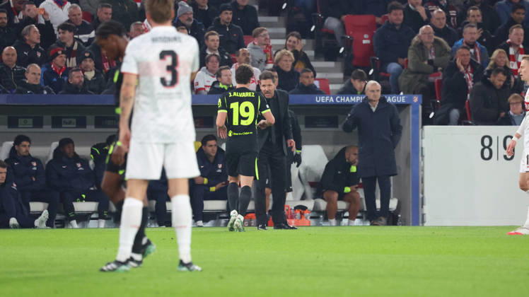 20.10.2026, xrekx, Fussball UEFA Champions League, VfB Stuttgart - Atletico Madrid v.l. Julian Alvarez (AtlÃ tico Madrid) Diego Simeone Trainer (AtlÃ tico Madrid) gibt Anweisungen, gestikuliert, mit den Armen gestikulieren gives instructions, gesticulate Stuttgart