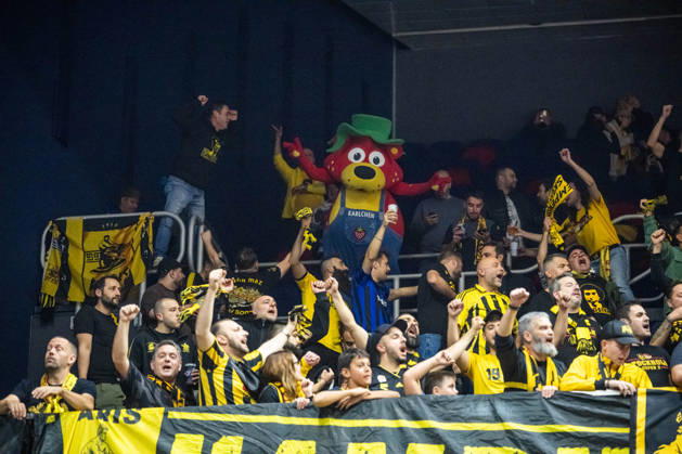 Rostock, Deutschland 20. Oktober 2026: BKT EuroCup - 2026 2027 - Gruppenphase - Gruppe A - Sp. 4 - Rostock Seawolves gegen Aris Thessaloniki Im Bild: Karlchen, das Maskottchen von Karls Erlebnisdorf mittendrin im Gästeblock von Aris Copyright: xFotostandx xVoelkerx