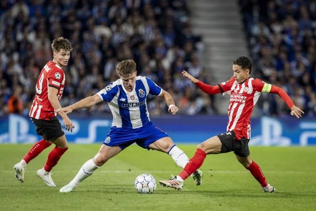 PORTO - (lr) Esmir Bajraktarevic of PSV Eindhoven, Oskar Pietuszewski of FC Porto and Mauro Junior of PSV Eindhoven during the UEFA Champions League match between FC Porto and PSV Eindhoven at the Estadio Do Dragao, on 20 October 2026 in Porto, Portugal. MORITZ MUELLER ANP xVIxANPxSportx xxANPxIVx 573094024 originalFilename: 573094024.jpg