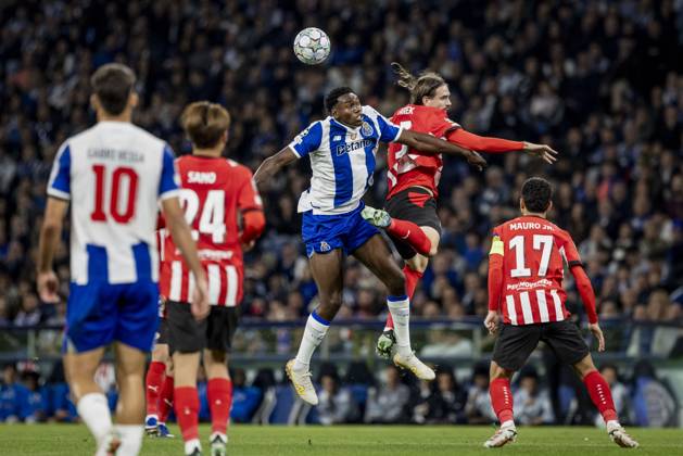 PORTO - (lr) Samu Aghehowa of FC Porto and Yarek Gasiorowski of PSV Eindhoven jump for the ball, Mauro Junior of PSV Eindhoven during the UEFA Champions League match between FC Porto and PSV Eindhoven at the Estadio Do Dragao, on 20 October 2026 in Porto, Portugal. MORITZ MUELLER ANP xVIxANPxSportx xxANPxIVx 573094064 originalFilename: 573094064.jpg