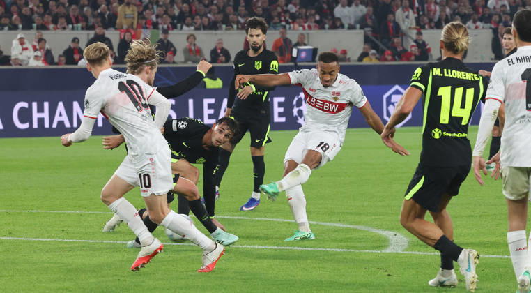 Stuttgart , Fußball UEFA Champions League VfB Stuttgart vs. Atletico Madrid , Tor zum 1 : 0 von Jamie Leweling ( VfB )