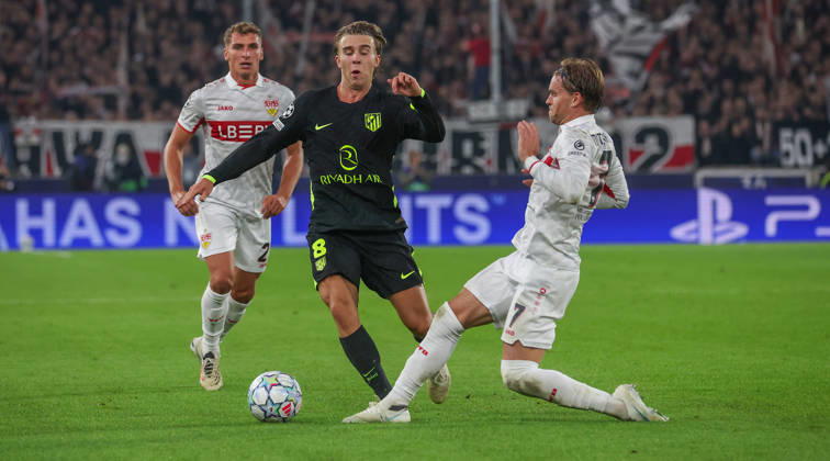 Stuttgart , Fußball UEFA Champions League VfB Stuttgart vs. Atletico Madrid, v.l. Grischa Prömel (VfB), Pablo Barrios Rivas (AtlÃ tico Madrid), Maximilian Mittelstädt (VfB)