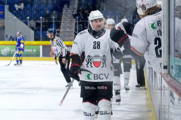 RECORD DATE NOT STATED Swiss Ice hockey, Eishockey - EHC Kloten vs Lausanne Hockey - Lausanne Forward Axel Simic (28) celebrates the first goal of the match Copyright: xx