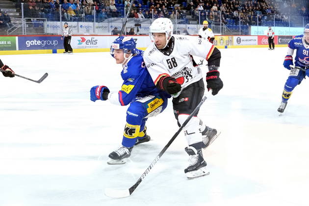 RECORD DATE NOT STATED Swiss Ice hockey, Eishockey - EHC Kloten vs Lausanne Hockey - Lausanne Defender Romain Loeffel (58) fights with EHC Kloten Forward Keanu Derungs (11) Copyright: xx