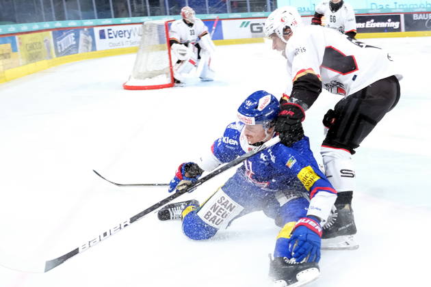 RECORD DATE NOT STATED Swiss Ice hockey, Eishockey - EHC Kloten vs Lausanne Hockey - Lausanne Defender Romain Loeffel (58) fights with EHC Kloten Forward Keanu Derungs (11) Copyright: xx