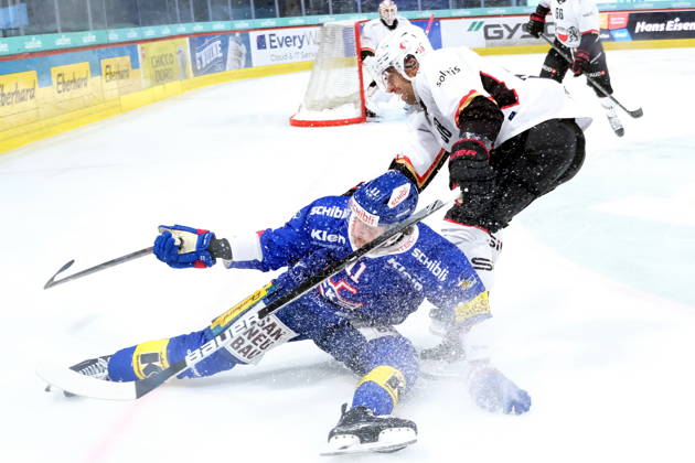 RECORD DATE NOT STATED Swiss Ice hockey, Eishockey - EHC Kloten vs Lausanne Hockey - Lausanne Defender Romain Loeffel (58) fights with EHC Kloten Forward Keanu Derungs (11) Copyright: xx