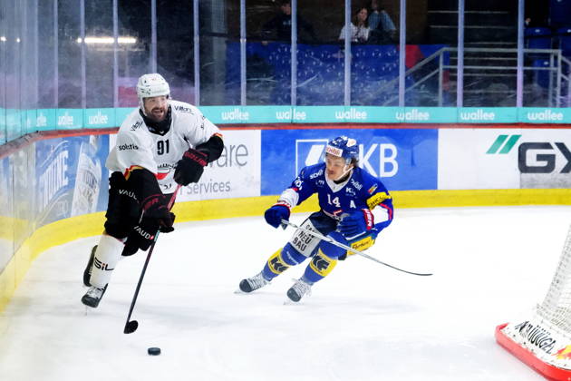 RECORD DATE NOT STATED Swiss Ice hockey, Eishockey - EHC Kloten vs Lausanne Hockey - Lausanne Defender Fabian Heldner (91) defends the puck by EHC Kloten Forward Mischa Ramel (14) Copyright: xx
