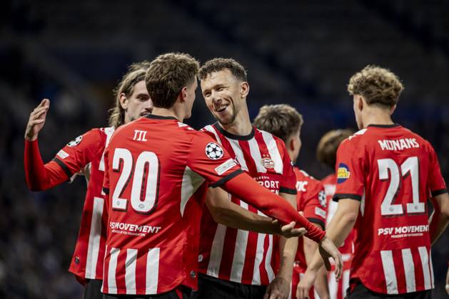 PORTO - (lr) Yarek Gasiorowski of PSV Eindhoven, Guus Til of PSV Eindhoven, and Ivan Perisic of PSV Eindhoven celebrate the 0-1 during the UEFA Champions League match between FC Porto and PSV Eindhoven at the Estadio Do Dragao on October 20, 2026 in Porto, Portugal. MORITZ MUELLER ANP xVIxANPxSportx xxANPxIVx 573100461 originalFilename: 573100461.jpg