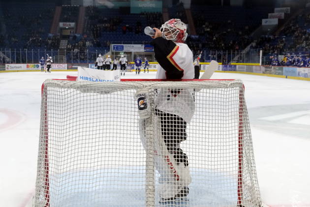 RECORD DATE NOT STATED Swiss Ice hockey, Eishockey - EHC Kloten vs Lausanne Hockey - Lausanne Goalie Kevin Pasche (33) during a pause Copyright: xx