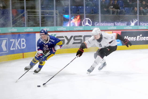 RECORD DATE NOT STATED Swiss Ice hockey, Eishockey - EHC Kloten vs Lausanne Hockey - EHC Kloten Forward Elia Liniger (64) and Lausanne Defender Basile Sansonnens (13) fight for the puck Copyright: xx