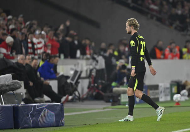 Schiedsrichter Referee Serdar Goezuebueyuek (NED) (nicht im Bild) zeigt Morten Hjulmand Atletico de Madrid (23) rote Karte rot Platzverweis fuer grobes Foulspiel geht vom Platz Champions League VfB Stuttgart vs Atletico Madrid 20.10.2026 DFL REGULATIONS PROHIBIT ANY USE OF PHOTOGRAPHS AS IMAGE SEQUENCES AND OR QUASI-VIDEO Champions League VfB Stuttgart vs Atletico Madrid