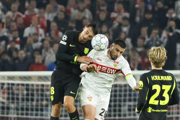 Marc Pubill (Atletico Madrid, 18) und Deniz Undav (VfB Stuttgart, 26) beim Kopfballduell , Deutschland, Fussball, UEFA Champions League, 3. Spieltag, 2026 2027, VfB Stuttgart vs. Atletico Madrid, 20.10.2026, Stuttgart Arena Stuttgart Deutschland Copyright: xGrantxHubbsx