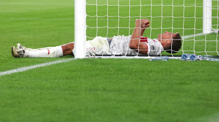 Stuttgart , Fußball UEFA Champions League VfB Stuttgart vs. Atletico Madrid , Grischa Prömel (VfB) liegt enttäuscht im Tor