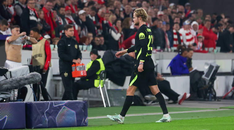 Stuttgart , Fußball UEFA Champions League VfB Stuttgart vs. Atletico Madrid , Morten Hjulmand (AtlÃ tico Madrid) verlässt nach einer roten Karte das Spielfeld